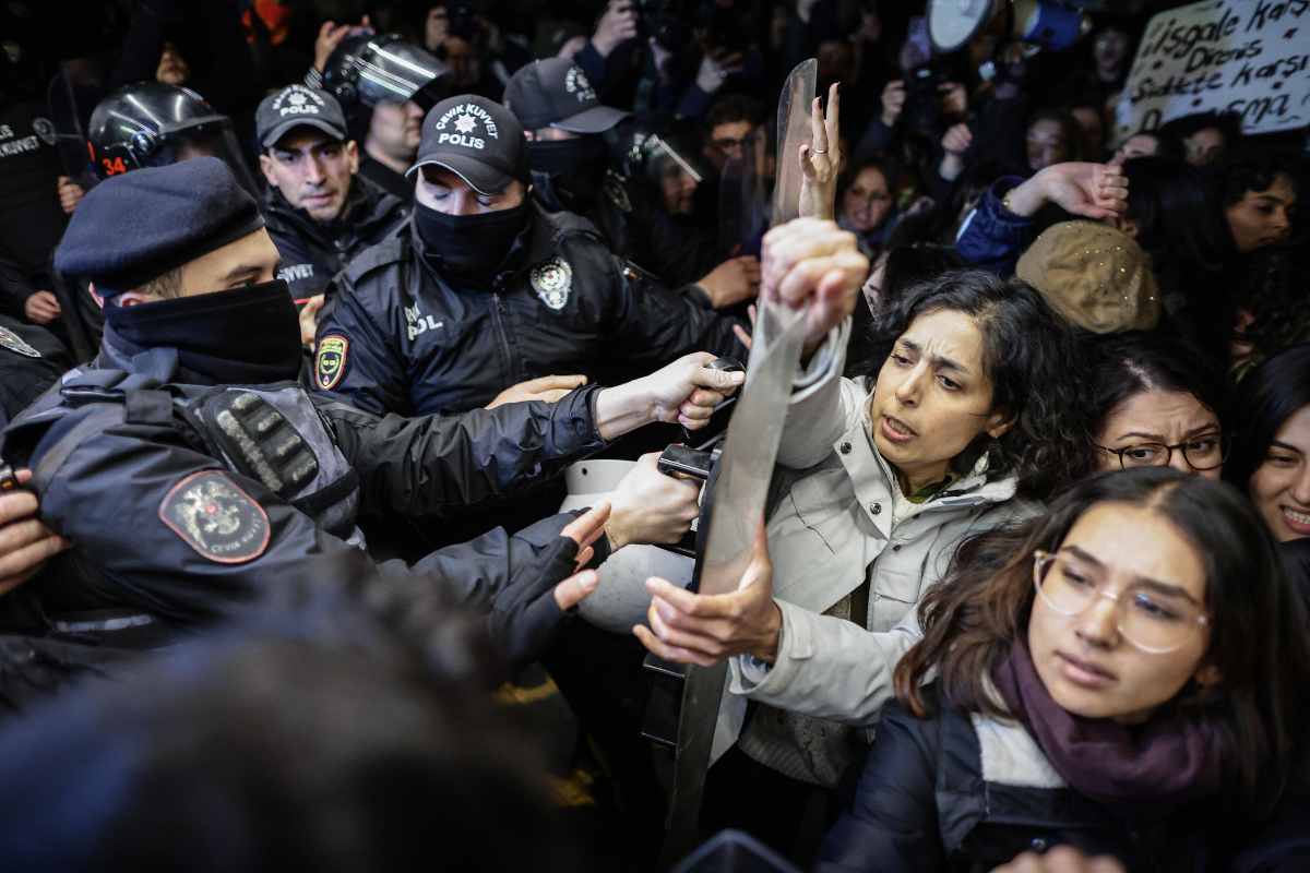 polizia e manifestanti