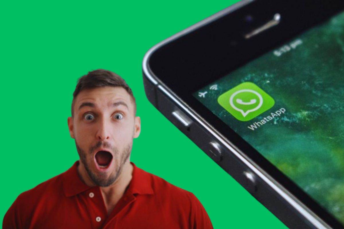 whatsapp sullo smartphone, ragazzo sorpreso