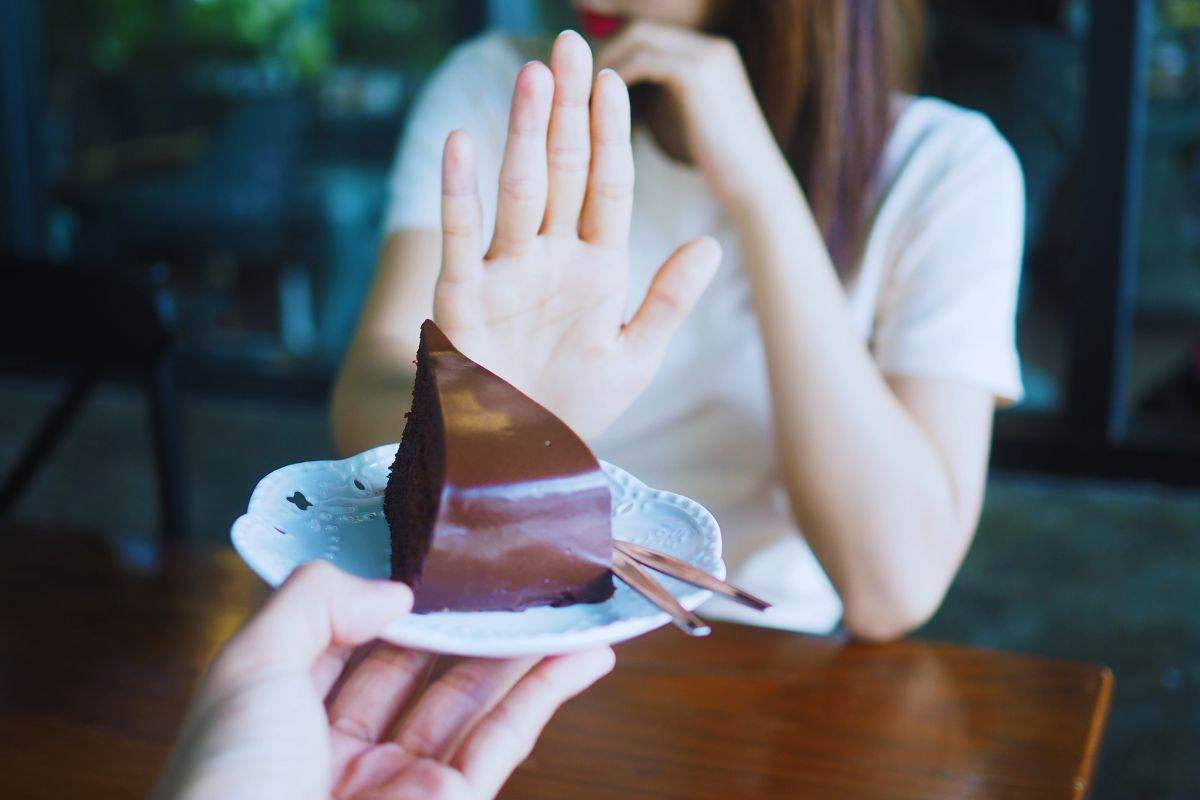 ragazza dice di no a una fetta di torta