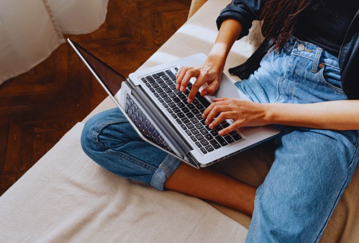 ragazza al computer