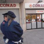 polizia fuori dalla conad