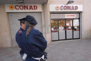 polizia fuori dalla conad