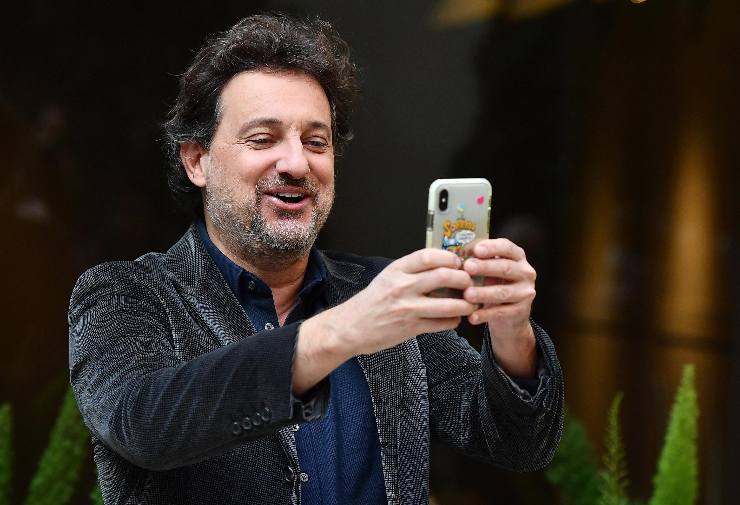 pieraccioni con lo smartphone