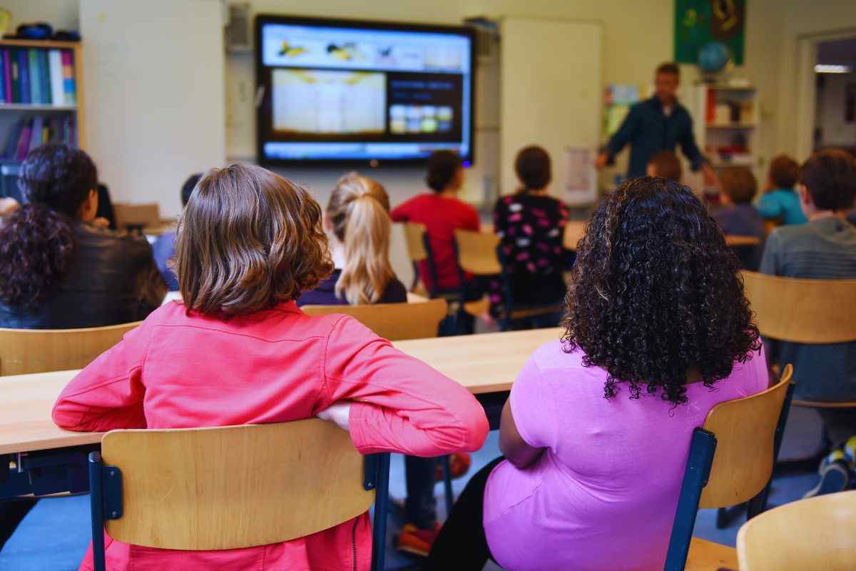 ragazzini a scuola